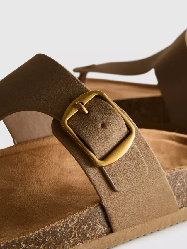 Mule-Sandalen mit T-Steg und Schnalle