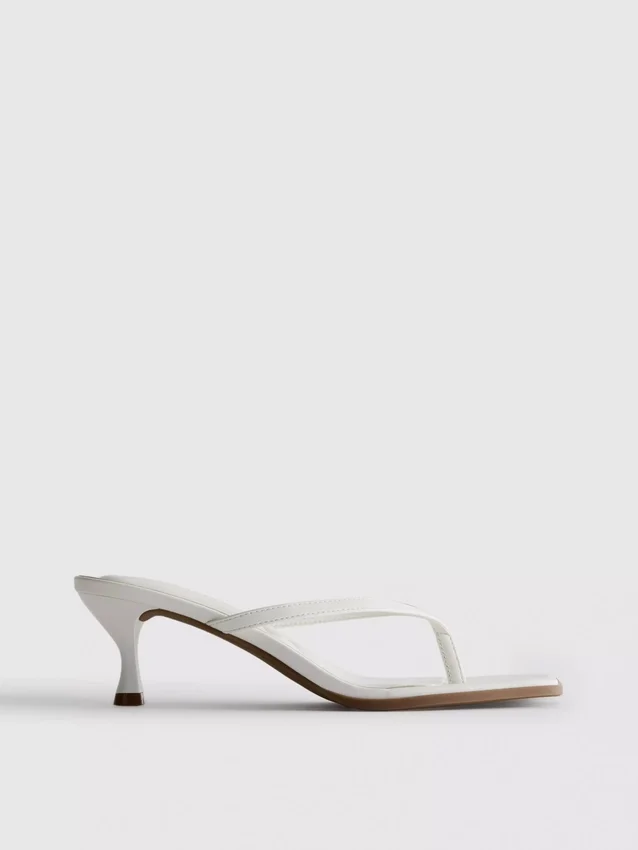 Mule-Sandalen mit Zehensteg und Absatz