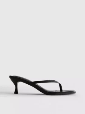 Mule-Sandalen mit Zehensteg und Absatz