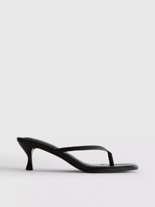 Mule-Sandalen mit Zehensteg und Absatz