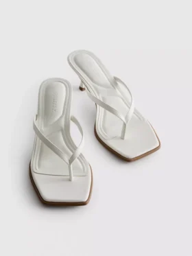 Mule-Sandalen mit Zehensteg und Absatz