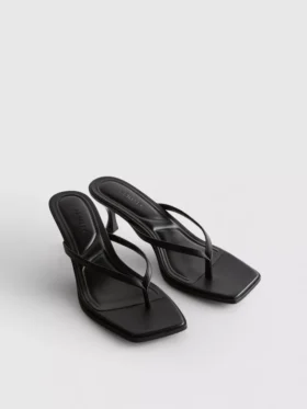 Mule-Sandalen mit Zehensteg und Absatz