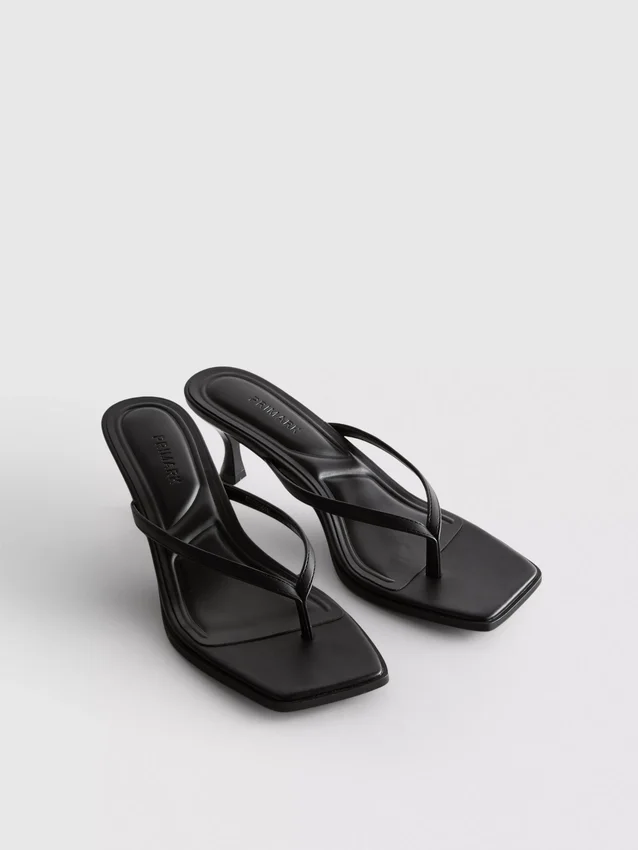 Mule-Sandalen mit Zehensteg und Absatz