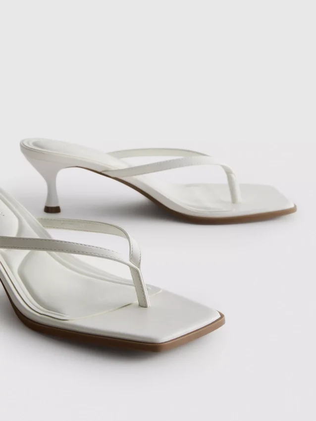 Mule-Sandalen mit Zehensteg und Absatz