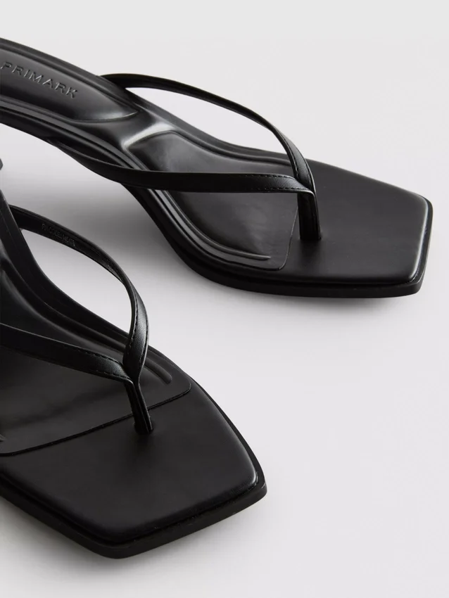 Mule-Sandalen mit Zehensteg und Absatz