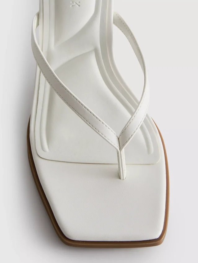 Mule-Sandalen mit Zehensteg und Absatz