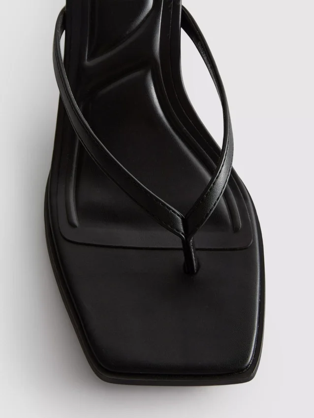 Mule-Sandalen mit Zehensteg und Absatz