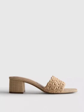 Mules mit Blockabsatz aus Raffia