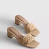 Mules mit Blockabsatz aus Raffia