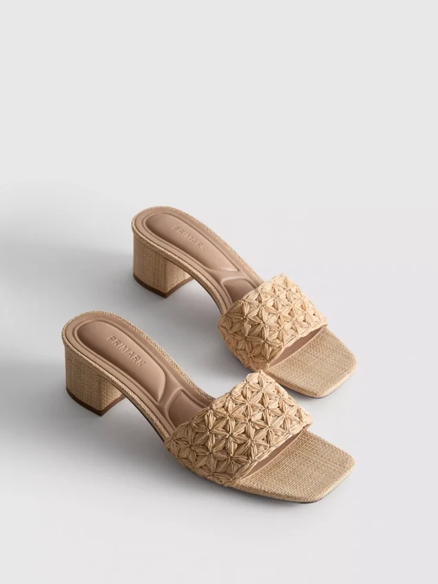 Mules mit Blockabsatz aus Raffia
