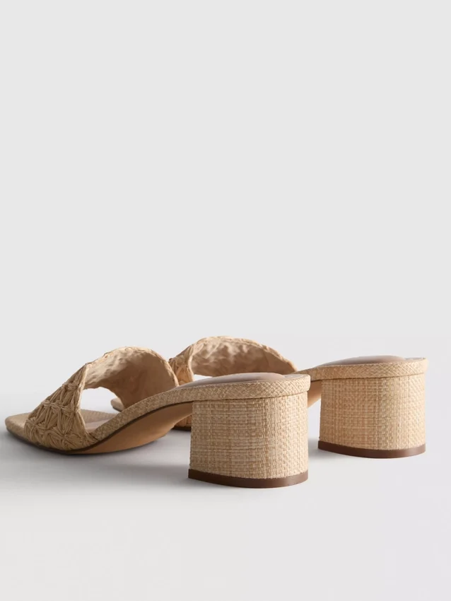 Mules mit Blockabsatz aus Raffia