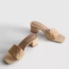 Mules mit Blockabsatz aus Raffia