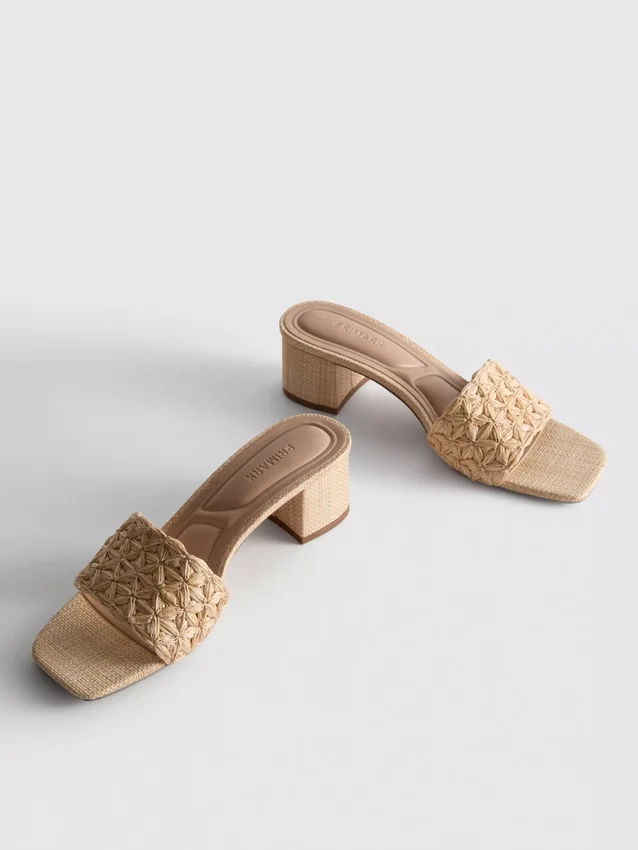 Mules mit Blockabsatz aus Raffia