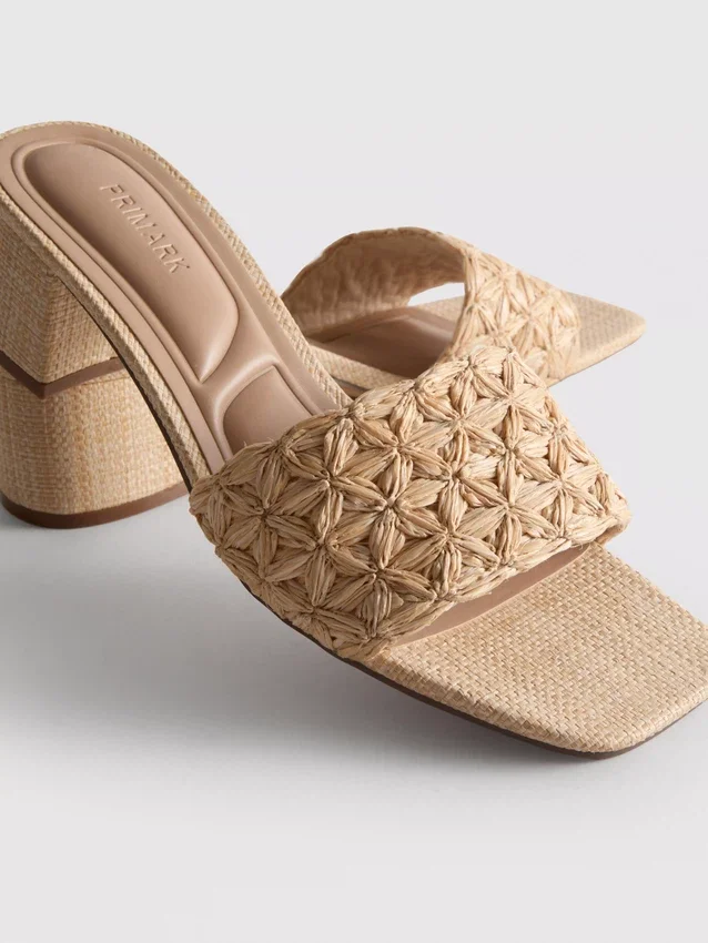 Mules mit Blockabsatz aus Raffia