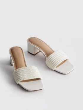 Mules mit Blockabsatz und Kunstperlen