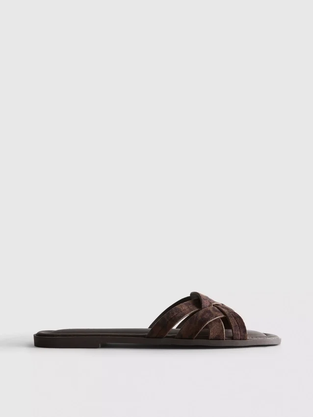 Mules mit geflochtenen Riemen