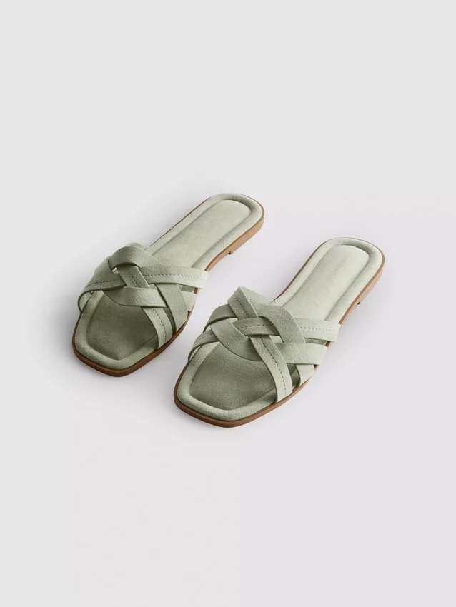 Mules mit geflochtenen Riemen