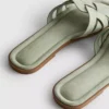 Mules mit geflochtenen Riemen