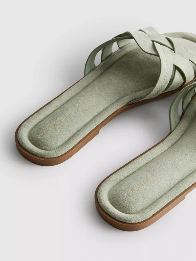 Mules mit geflochtenen Riemen