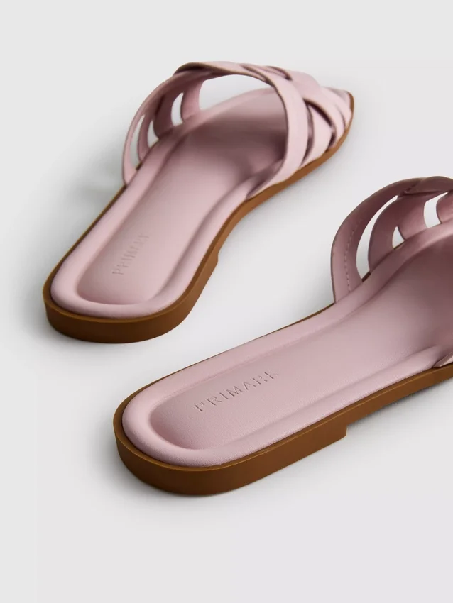 Mules mit geflochtenen Riemen