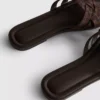 Mules mit geflochtenen Riemen