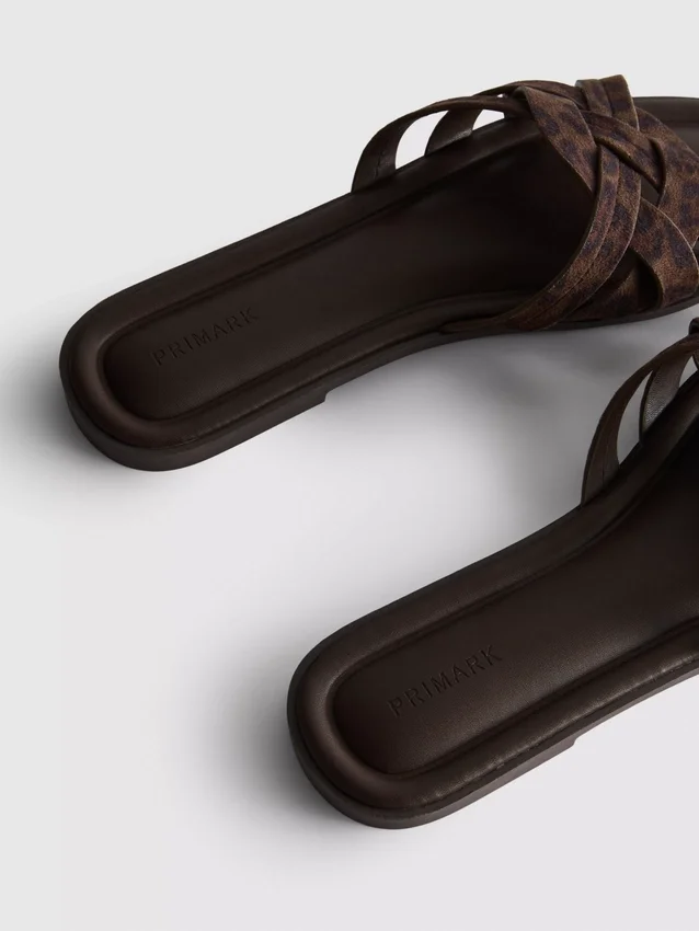 Mules mit geflochtenen Riemen