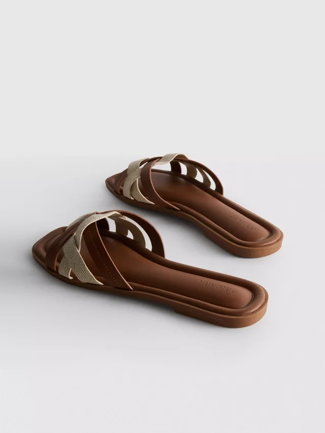 Mules mit geflochtenen Riemen