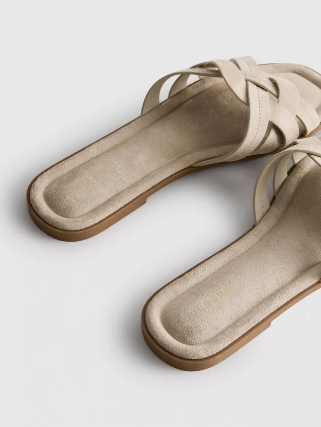 Mules mit geflochtenen Riemen