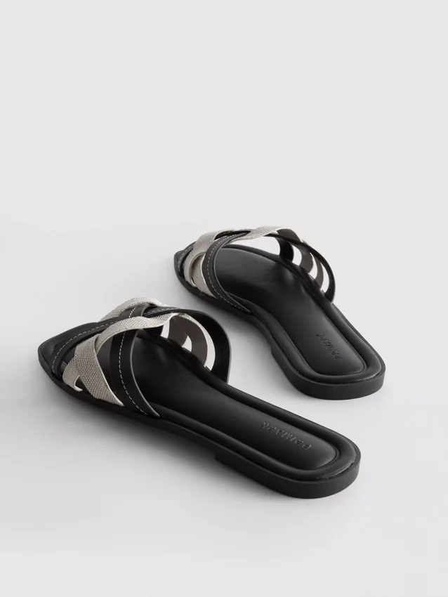 Mules mit geflochtenen Riemen