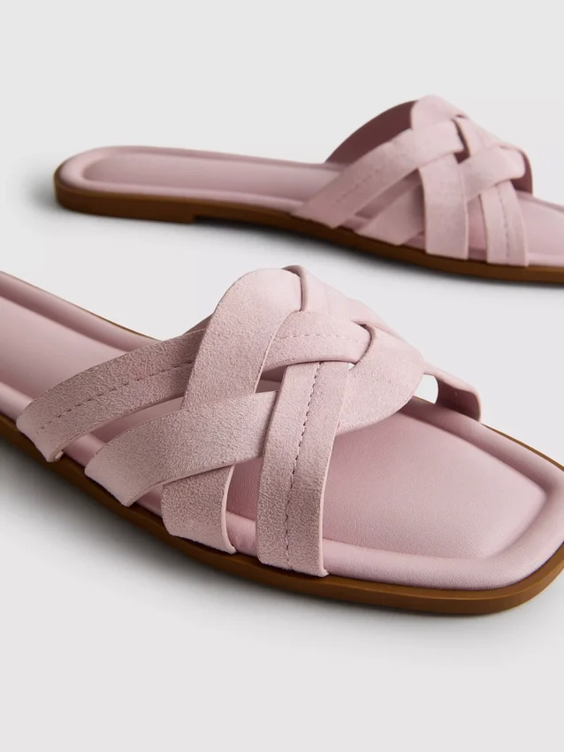 Mules mit geflochtenen Riemen