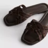 Mules mit geflochtenen Riemen