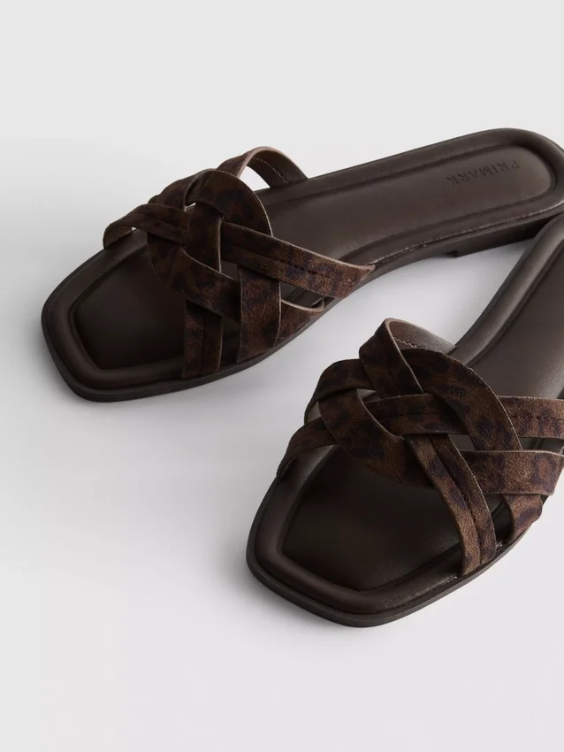 Mules mit geflochtenen Riemen