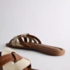 Mules mit geflochtenen Riemen