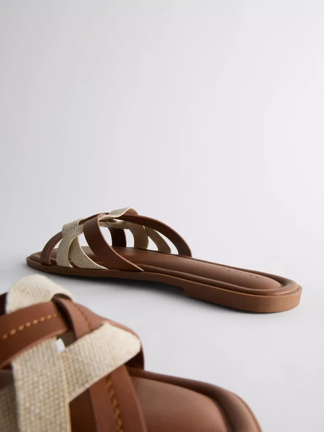 Mules mit geflochtenen Riemen