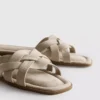 Mules mit geflochtenen Riemen