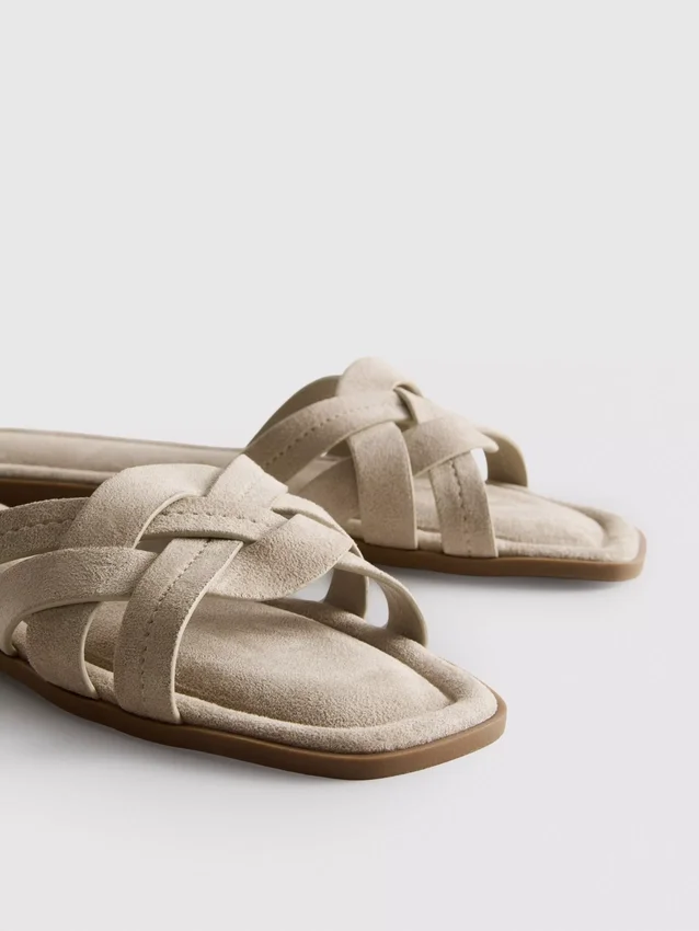 Mules mit geflochtenen Riemen