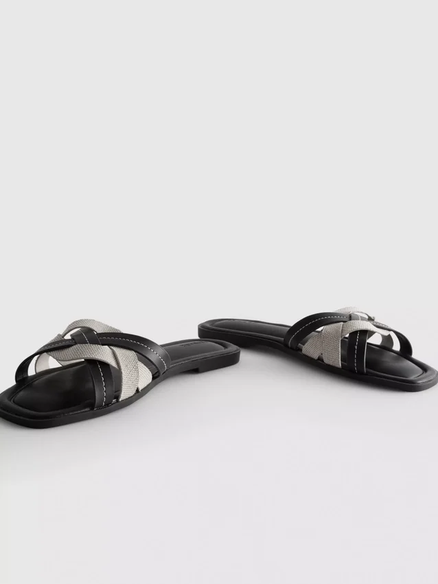 Mules mit geflochtenen Riemen
