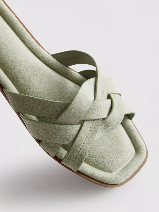 Mules mit geflochtenen Riemen