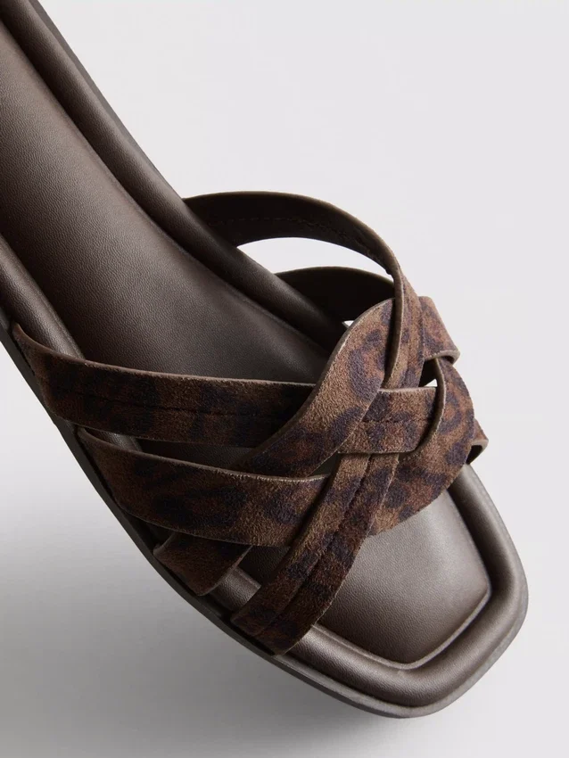 Mules mit geflochtenen Riemen