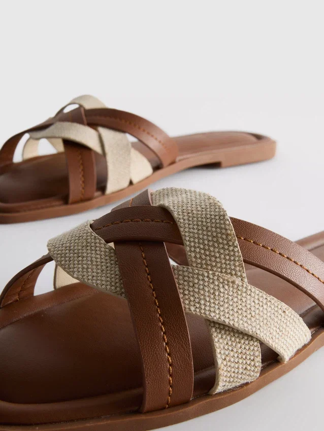 Mules mit geflochtenen Riemen