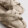 Mules mit geflochtenen Riemen