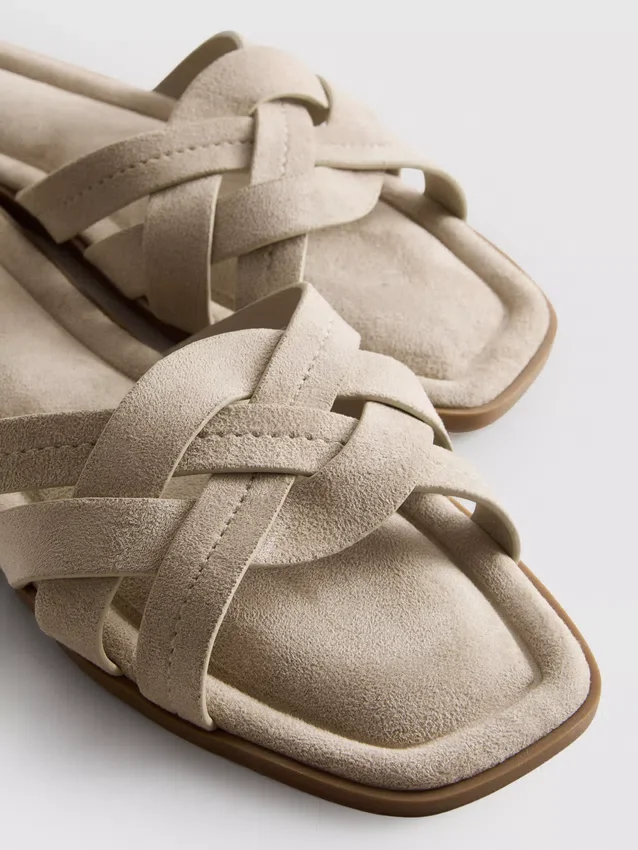 Mules mit geflochtenen Riemen