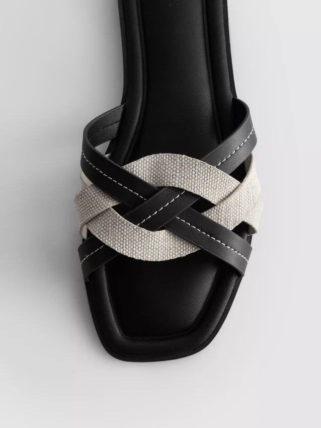 Mules mit geflochtenen Riemen