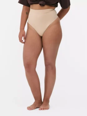 Nahtloser, figurformender String mit hoher Taille