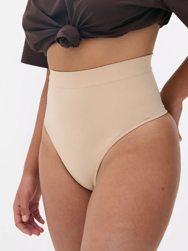 Nahtloser, figurformender String mit hoher Taille