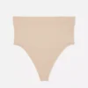 Nahtloser, figurformender String mit hoher Taille