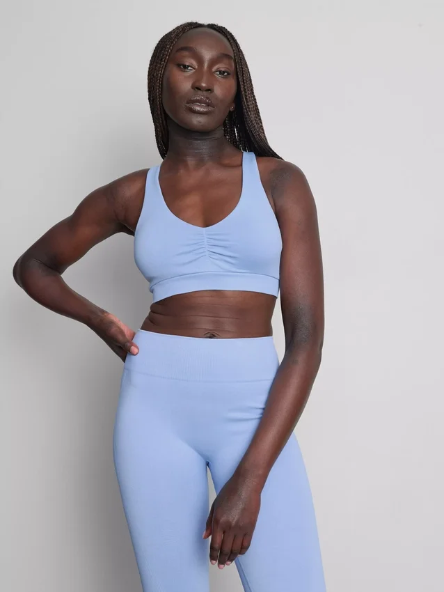 Nahtloses Crop-Top mit Trägern