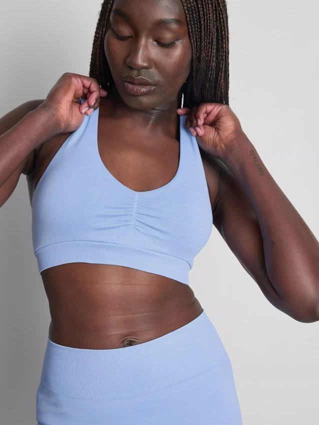 Nahtloses Crop-Top mit Trägern