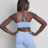 Nahtloses Crop-Top mit Trägern