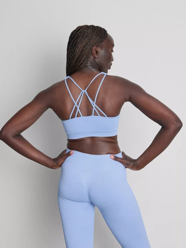 Nahtloses Crop-Top mit Trägern